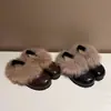 Chinelos peludos, forrados com fleece e de sola grossa estilo retrô para mulheres, adequados para uso externo, novo estilo outono/inverno 2026, versáteis e modernos, com combinação de couro e pele e design de bico fechado
