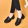 Sapatos femininos populares de salto grosso, novo estilo outono 2026, casuais e confortáveis, estilo britânico retrô, sem cadarço, bico redondo, sapatos de couro