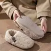 Pantuflas de algodón para el hogar con suela gruesa para mujer 2026 Otoño/Invierno Nuevo Estilo Interior Antideslizantes Con Felpa Adicional Sensación Cálida Como Nube Zapatos de Algodón que Cubren el Talón para Hombre