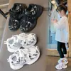 Otoño 2026 Nuevos Zapatos Infantiles Marca de Moda Niños Grandes Zapatos de Papá Baile Callejero Zapatos Deportivos para Correr para Todas las Estaciones Zapatos Deportivos con Correa de Araña