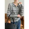 Tiro real chic coreano otoño e invierno francés reductor de edad cremallera media apertura cuello polo manga larga a rayas tejido de punto camiseta base top