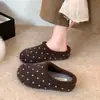 Chinelos de algodão estilo coreano, relaxados e luxuosos, coleção outono/inverno 2026, design retrô de bolinhas, versáteis e modernos para usar ao ar livre, sapatos fofos