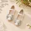 Zapatos de cuero bajos y versátiles para niñas, para fiestas escolares y atuendos formales, combinados con elaborados moños de borla y zapatos de princesa de suela suave.