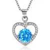 Colgante de diamantes en forma de corazón con temperamento novedoso, moderno, con diamantes blancos, morados y azules marinos, y circonitas en forma de corazón.