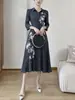 Nuevo vestido de otoño con cuello camisero, diseño estampado, manga tres cuartos, corte holgado, estilo elegante para madres de mediana edad, vestido de longitud media Issey Miyake