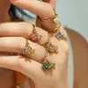 Dulce Anillo Abierto con Dedo Índice y Colgante de Flor de Cuatro Pétalos en Bloques de Color Acero Inoxidable Chapado en Oro de 18K Estilo Macarrón Joyería para Mujeres