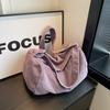 Novo japonês ins grande capacidade corduroy messenger bag mulheres de curta distância saco de viagem casual all-match ombro pillow bag
