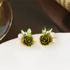 Aretes de Camelia de Cristal Verde y Perlas, Aretes Dulces y Frescos Estilo Bosque, Aretes de Flores Simples y de Alta Gama para Mujer