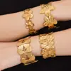 Joyería de Pieza Declaratoria con Flores Exageradas, Líneas de Mariposa y Diseños de Hojas; Pulsera Abierta de Acero Inoxidable Chapada en Oro de 18 Quilates; Accesorio de Muñeca para Mujer Vintage
