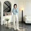 Conjunto casual y deportivo de dos piezas para mujer en otoño: una sudadera con capucha de estilo relajado y pantalones de pierna ancha, diseñados para estilizar y rejuvenecer