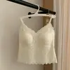 Camisola de renda estilo francês com decote V, bojos fixos sem costura, respirável, justa ao corpo, versátil, comprimento longo, lindo design nas costas