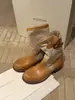 Versión de cuero de las botas cortas del mismo estilo de Nana, tacón grueso, suela gruesa, botas estilo Martin, botas apiladas con hebilla de cinturón retro en bloques de color, botas de montar para mujer