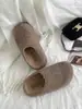 2026 Otoño Invierno Caliente Gorro de Felpa Pantuflas de Piel Sintética para Mujer Hogar Interior Antideslizantes Suela Gruesa Fondo Plano Pantuflas de Algodón Venta al por Mayor
