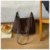 Nova bolsa de axila minimalista com acabamento fosco 2026, uma bolsa de ombro moderna e versátil com estampa de leopardo, estilo coreano e um design único, perfeita para o trabalho e o trajeto