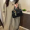 Bolso de Mano de Alta Gama de Moda Bolso Baguette Modelo Nuevo 2025 Casual Textura Retro Hombro Único para Viajar Otoño e Invierno Bolso Cruzado