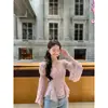 Blusa de chifon feminina com decote quadrado, babados, mangas flare e barra franzida, um estilo popular de outono com design delicado e elegante, e um caimento que valoriza a silhueta.
