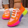 Novos Sapatos Casuais de Moda Respiráveis em Malha de Tamanho Grande, Populares Europeus e Americanos, Sapatos Casuais Coloridos de Malha Fly-Knit com Cadarços para Mulheres