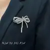 ¡Artesanía Súper Resistente! Broche Elegante Retro de Perlas Artificiales y Pedrería con Lazo, Pin de Abrigo Personalizado de Alta Gama y Estilo para Mujeres