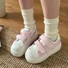 Populares zapatillas blancas de velcro estilo coreano para mujer, nuevas zapatillas transpirables de suela gruesa para otoño 2026, mocasines súper elegantes