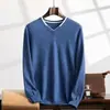 Nuevo Suéter de Cachemira con Cuello en V para Otoño e Invierno para Hombres Jóvenes, Holgado, Combinación de Colores, Camisa Base, Casual de Negocios, Cuello Alto, Lana Cálida