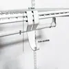 O corredor aberto do pilar AA leva a um guarda-roupa de metal, closet, araras de roupas, despensa, prateleiras e acessórios.