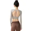 Top de yoga de una pieza para mujer, acolchado, sin espalda, de manga larga, con diseño hueco, doble tirante fino, orificios para el pulgar y característica de secado rápido para entrenamiento físico