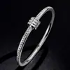 Pulsera de Acero de Titanio para Mujer con Diamantes, Versátil y de Nicho, Pulsera de Acero Inoxidable de Lujo Ligero que No se Descolora y se Puede Usar en la Ducha