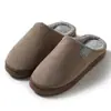 Nuevas pantuflas de algodón de pana para invierno, engrosadas para parejas, antideslizantes, cálidas para interiores y exteriores, venta al por mayor desde el fabricante