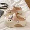 Nuevos Zuecos Sandalias de Exterior Transpirables Versátiles de Alto Valor Lindos de Dibujos Animados de Moda DIY para Primavera/Verano 2026