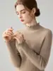 Camada base de alta qualidade com gola semi-alta e acabamento em renda delicada, oferecendo um visual macio, quente e elegante para outono e inverno.