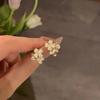 Pendientes de perlas de flores blancas con un ambiente dulce y fresco, diseño de nicho, ligeros, lujosos y de alta gama que combinan con todo.