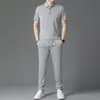 Conjunto Casual Masculino de Seda Gelada Suave Verão Novo Jovem Camiseta de Manga Curta com Lapela Calça Esportiva Conjunto de Duas Peças para Homens