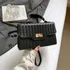 2026 Nova Bolsa Tendência Moda Retrô Simples Ombro Transversal Pequena Bolsa Simples Tecida Quadrada Pequena para Mulheres