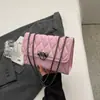 Bolso Bandolera Cuadrado Pequeño para Mujer, Bordado Acolchado de Color Sólido de Moda, Nuevo Estilo 2023, Hebilla de Cierre, Cadena Retro