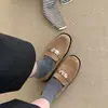 Novos mocassins vintage de fivela de metal para mulheres, primavera de 2026, bico redondo, salto grosso, calce fácil, sapatos de couro da moda baixos