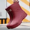 Botas de chuva de borracha vermelhas da moda para viagem, galochas curtas impermeáveis com cordão, botas de borracha à prova de vento, sapatos aquáticos para trilha em riachos, botas femininas