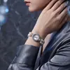 Venta al por mayor de relojes elásticos de cuarzo con perlas artificiales de doble fila en stock, relojes de pulsera con incrustaciones de diamantes transfronterizos y relojes de mujer con estampado floral