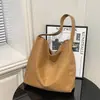 Coleção de outono 2026 transfronteiriça: bolsa de mão retrô versátil, bolsa de ombro de grande capacidade, bolsa tote estilosa para o trajeto