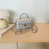 Bolsa de ombro acolchoada de cor sólida muito estilosa, novo modelo de verão 2026, bolsa de mão com corrente, bolsa transversal casual para trabalho e deslocamento