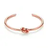 Pulsera abierta de acero de titanio anudada de tres colores, pulsera de nudo concéntrico que conserva el color, accesorio de moda para mujer transfronterizo al por mayor