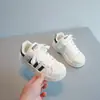 Tenis infantiles, colección otoño 2026: nuevos y elegantes tenis blancos con punta en forma de concha para niñas, y tenis casuales clásicos y versátiles para niños
