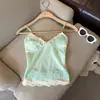 Camisola de estilo veraniego con copas en el pecho, encaje de malla de lunares, cuello en V, corte ajustado, favorecedora, adecuada para usar como capa exterior