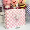 Bolsa de Tela con Dibujo de Gatito de Dibujos Animados y Taza de Té Rosa a Cuadros Bolsa de Regalo Popular Bolsa de Envoltura de Regalo en Stock