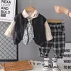 Roupa de Primavera para Meninos 2026 Nova Estilosa Roupas de Primavera e Outono para Bebês Conjunto de Três Peças com Jaqueta de Couro e Colete para Bebês e Crianças Tendência