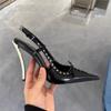 Saltos Altos de Couro Patente Branco para Mulheres 2026 Novo Estilo Cadarço Rebite Vazado Bico Fechado Sapatos Femininos com Salto Agulha Metálico Bico Fino Scarpins