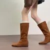 Botas altas quadradas elegantes com aumento de 5 cm de altura para mulheres, novo estilo minimalista de 2026, botas de perna reta emagrecedoras para figuras pequenas, botas longas versáteis