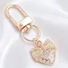 Lujo Ligero Chapado en Oro Full Diamante Charm Hebilla en Forma de D Colgante Hueco en Forma de Corazón Accesorios para Bolsos Llaves Fábrica Stock Mayorista