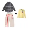 Conjunto de vestuario de baile callejero estilo hip-hop para niños y niñas, con una camisa a cuadros retro y un conjunto de pantalones largos, perfecto para actuaciones en escenario y espectáculos callejeros