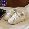 Zapatillas únicas de diseño original con suela gruesa para mujer, nuevos zapatos blancos chic versátiles de primavera 2026, zapatos casuales para estudiantes