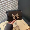 Bolsa de Moda Estilo Coreano para Mulheres 2026 Novo Modelo Simples Cor Sólida para o Dia a Dia Borboleta Pequena Quadrada Bolsa Transversal Elegante com Corrente